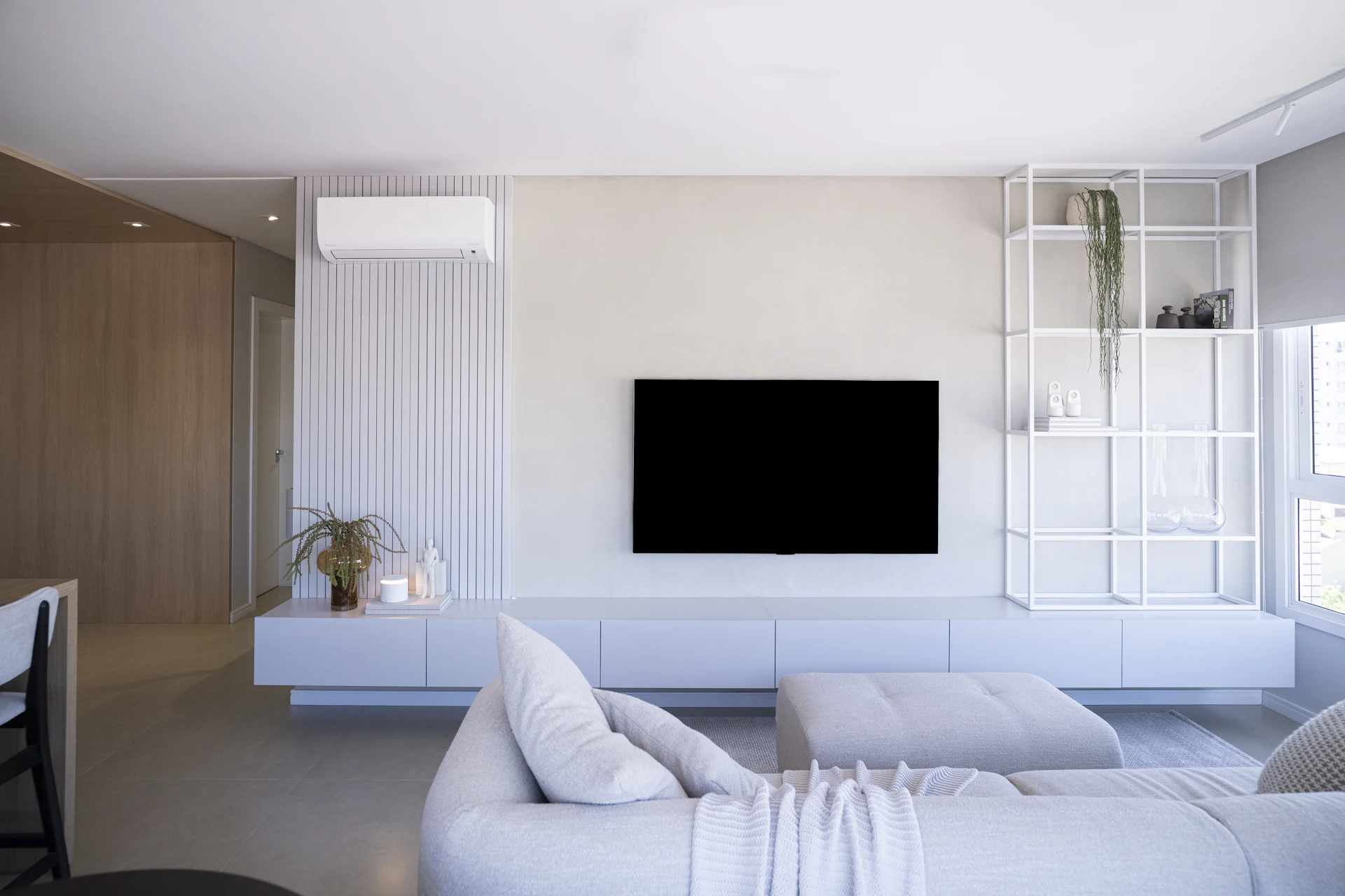 Living moderno con equipo de aire acondicionado split instalado en el muro